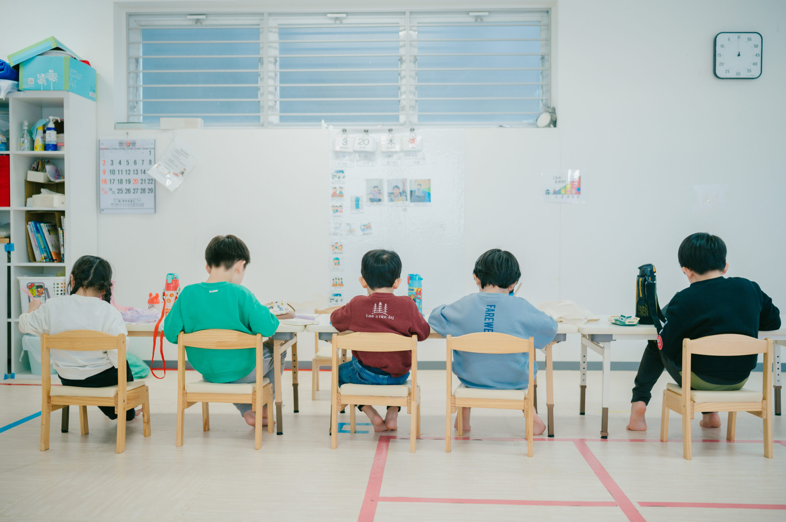 子供の学ぶ姿の写真