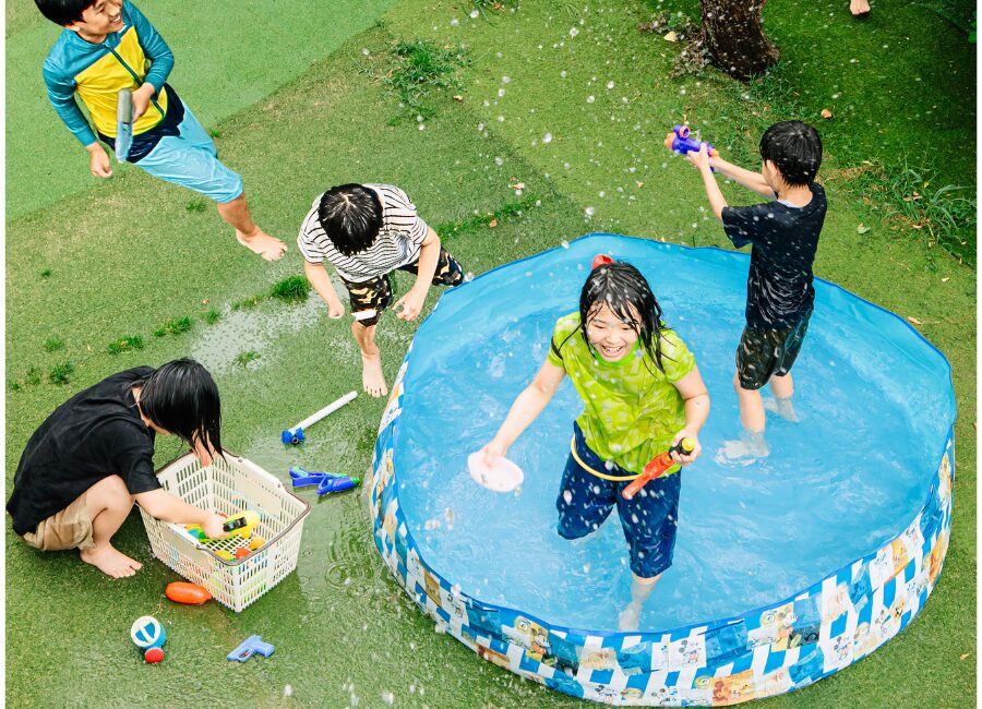 プールで遊ぶ子供達